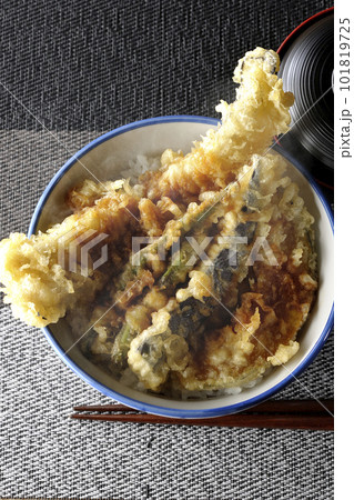 穴子と茄子、南瓜やインゲンの天ぷらが乗っている熱々の天丼とお味噌汁 101819725