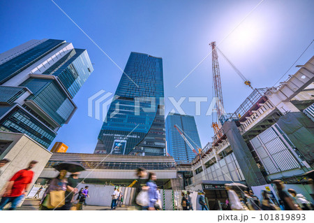 日本の東京都市景観 夏日。渋谷駅やオフィスビル群。東京都心、今年一番の暑さ＝4月20日 101819893