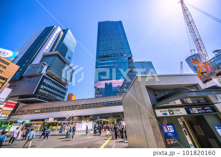 日本の東京都市景観 夏日。銀座線渋谷駅・側面にロゴやビル群、エレベーター。今年一番の暑さ=4月20日 日本の東京都市景観 夏日。銀座線渋谷駅・側面にロゴやビル群、エレベーター。今年一番の暑さ=4月20日 101820160