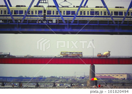 相模川を渡る小田急5200形、もぐり橋を含めた橋の様子が年代を物語ります、1982年8月9日 101820494