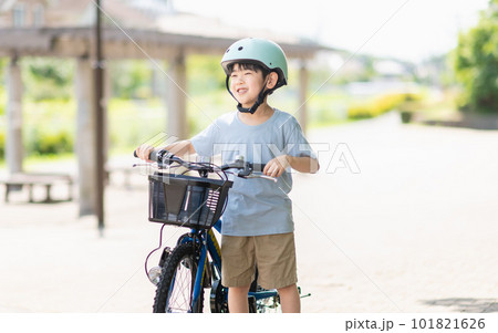 公園で自電車に乗る男の子 公園で自電車に乗る男の子 101821626