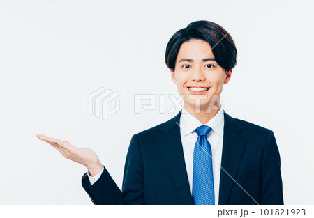 若いビジネスマン　案内ポーズ 101821923