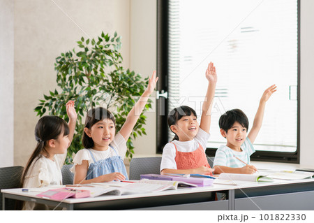 学習塾で勉強する小学生 学習塾で勉強する小学生 101822330