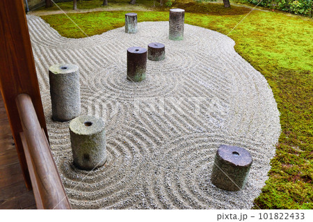 京都 雨の東福寺 東庭 101822433