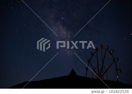 日本の岡山県の蒜山高原の美しい天の川と遊園地 101822520