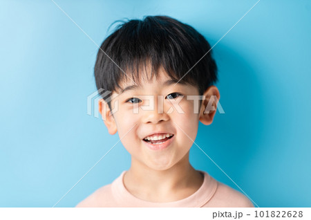 笑顔の男の子 101822628