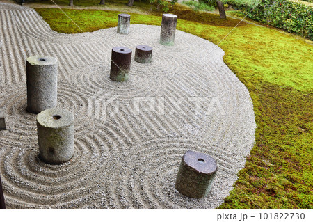 京都 雨の東福寺 東庭 101822730