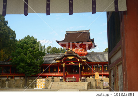 南総門から見る石清水八幡宮楼門 101822891