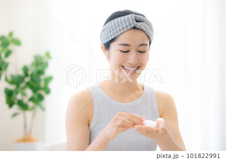 ビューティー　洗顔をする女性 101822991
