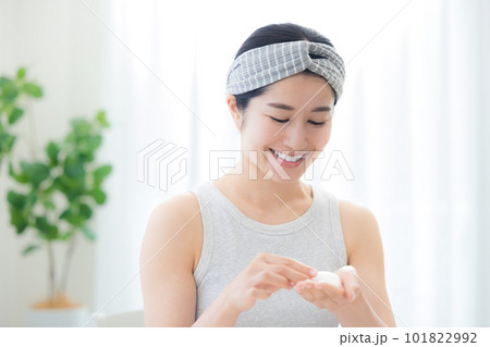 ビューティー　洗顔をする女性 101822992