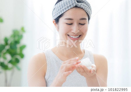 ビューティー　洗顔をする女性 101822995
