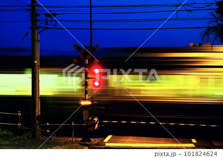 【鎌倉市】海岸沿いの踏切 101824624