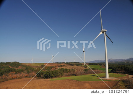 大地に立つ風力発電の風車 大地に立つ風力発電の風車 101824794