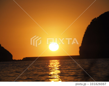海に沈む夕日 海に沈む夕日 101826087