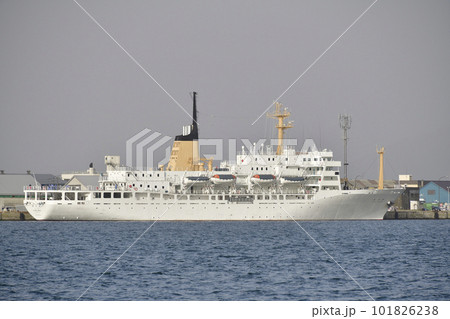 春の北海道函館市函館港で停泊中の練習船銀河丸の風景を撮影 101826238