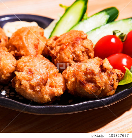 鶏 の からあげ は ジューシー で カリッ とした 食感 で 人気 【 揚げ物 の イメージ 】 101827657