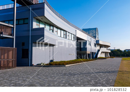 晴れ渡った ふなばし三番瀬環境学習館(千葉県船橋市) 晴れ渡った ふなばし三番瀬環境学習館(千葉県船橋市) 101828532