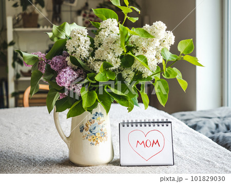Notepad with the word MOM. Closeup, indoors 101829030