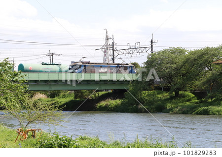 埼玉県蓮田市付近の元荒川に架かる鉄橋を走行するEF210形電気機関車 101829283