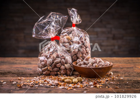Salted roasted peanuts 101829926