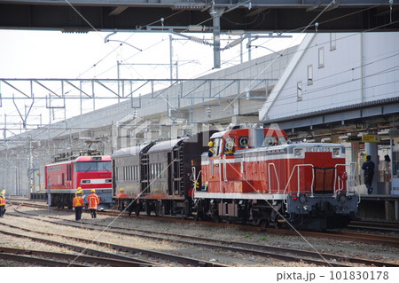 オヤ31甲種 DE10とEF510 松任駅 101830178