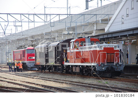 オヤ31甲種 DE10からEF510に連結 松任駅 101830184