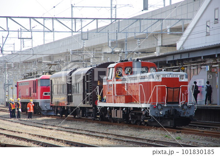 オヤ31甲種 DE10からEF510に連結 松任駅 オヤ31甲種 DE10からEF510に連結 松任駅 101830185