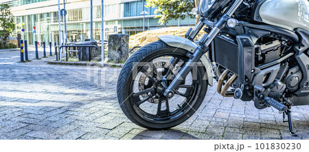横浜市街とクルーザーバイク 101830230