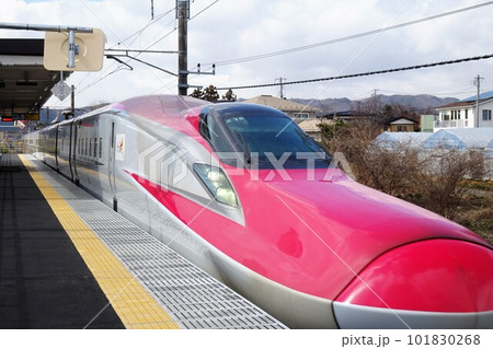 岩手の駅 JR前潟駅を通過する秋田新幹線 岩手の駅 JR前潟駅を通過する秋田新幹線 101830268