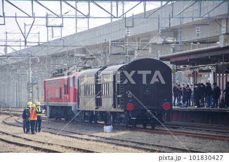 オヤ31甲種 EF510発車待ち 松任駅 101830427