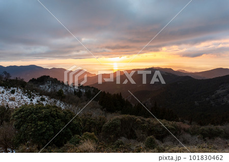 伊豆山稜線歩道宇久須峠の夕日 101830462
