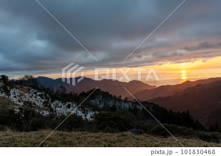 伊豆山稜線歩道宇久須峠の夕日 101830468