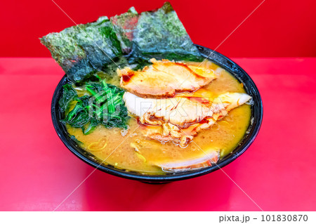 横浜家系ラーメン中盛、チャーシュートッピング 101830870