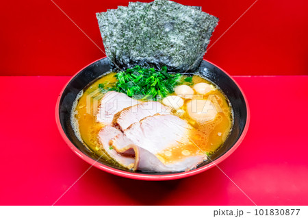 横浜家系ラーメン、うずら卵とチャーシュートッピング 101830877