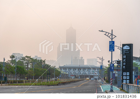 台湾 高雄85ビル 朝焼け 2023 台湾 高雄85ビル 朝焼け 2023 101831436