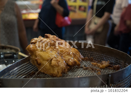 The fried cempedak which is the fruit similar with jackfruit but with strong smell and softer. Covered with flour. 101832204