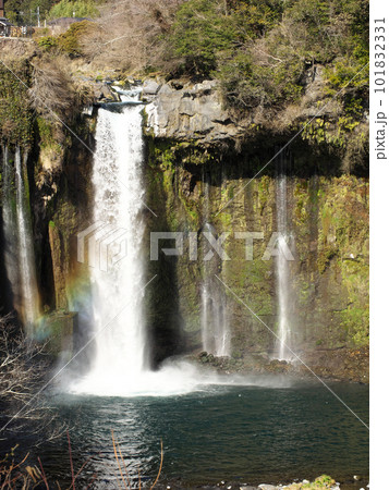 しぶきで虹が出ている音止の滝 101832331