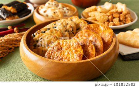 いろいろな米菓 せんべい お菓子 揚げ煎餅 おかき いろいろな米菓 せんべい お菓子 揚げ煎餅 おかき 101832882