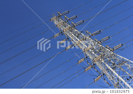 青空背景の送電線 青空背景の送電線 101832975