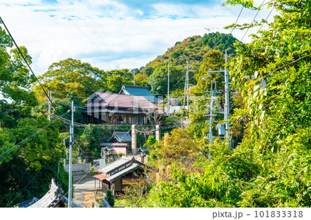 東の峰から見た広峯神社の境内と白幣山　兵庫県姫路市 101833318