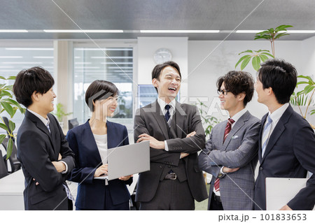 談笑するビジネスマン 集合 談笑するビジネスマン 集合 101833653