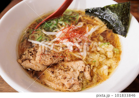 九州じゃんがららあめんの濃い口醤油のヴィーガンらあめん 九州じゃんがららあめんの濃い口醤油のヴィーガンらあめん 101833846