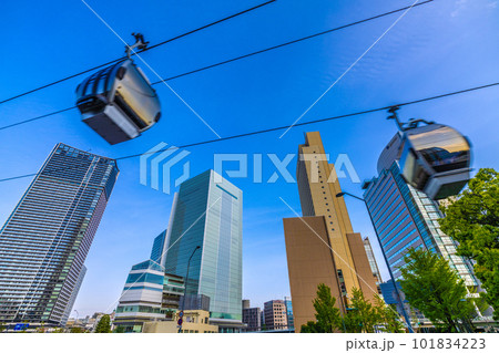 日本の横浜都市景観 変貌を遂げた桜木町駅前。林立するビルや横浜エアキャビンなどを望む＝4月23日 101834223