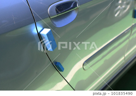 車のドアに貼られたドアガード（韓国） 101835490