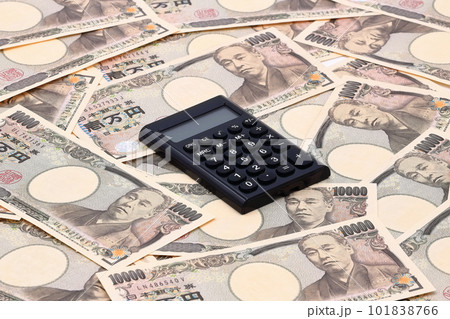 紙幣と電卓のイメージ(一万円札) 紙幣と電卓のイメージ(一万円札) 101838766