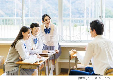 教室でクラスメイトと楽しく話す高校生 101839689