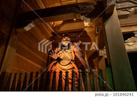 【第23番札所】ライトアップされた薬王寺 仁王像【四国八十八箇所】 【第23番札所】ライトアップされた薬王寺 仁王像【四国八十八箇所】 101840241