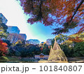 紅葉がキレイな池のある庭園 101840807
