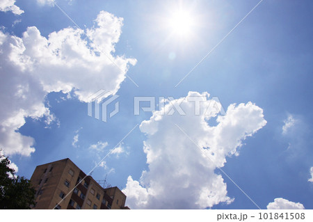 サンパウロの夏の青空と雲と太陽　ブラジル 101841508