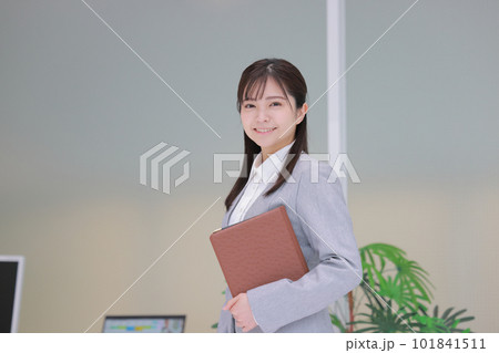 書籍を持つコンサルタントの女性1 101841511
